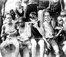 吃瓜群众抬头拍照,记录下这一刻的瞬间